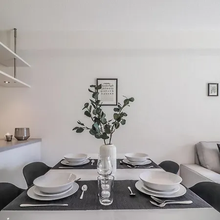 Modern Close To Train Station Appartamento *