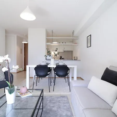 Modern Close To Train Station Apartment *