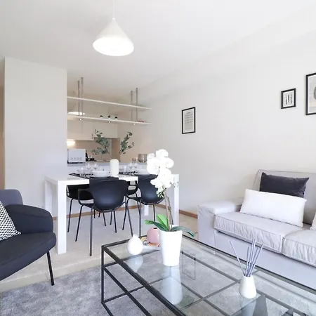 Modern Close To Train Station Apartment