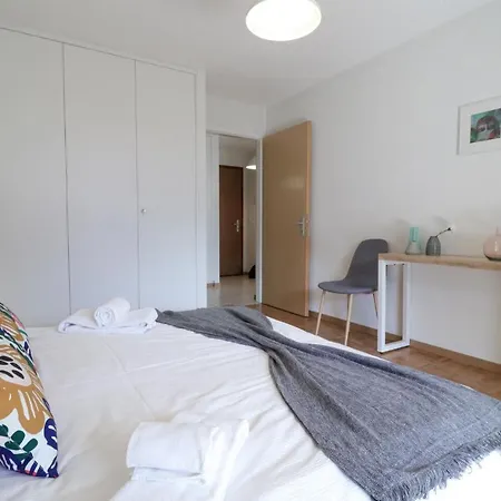 Modern Close To Train Station Apartment