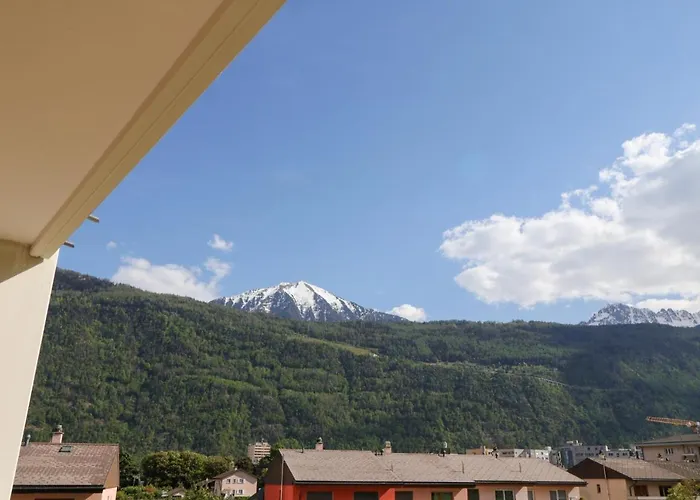 Modern Close To Train Station Apartment