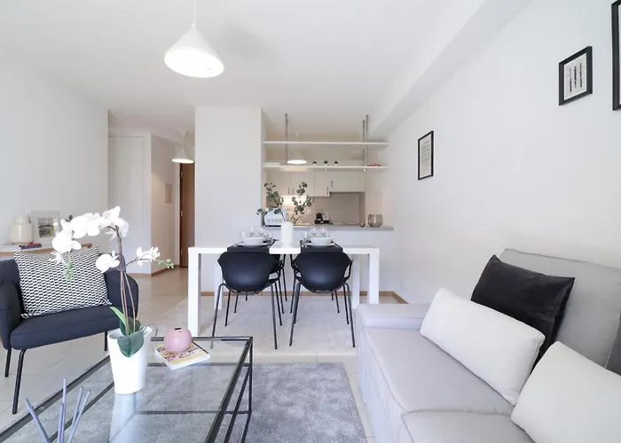 Modern Close To Train Station Apartment *