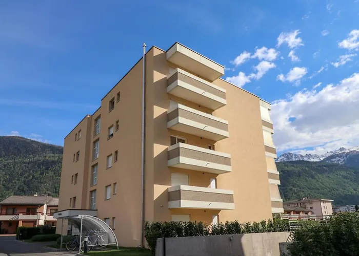 Modern Close To Train Station Apartment *