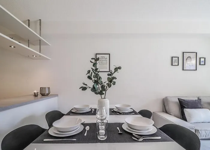 Modern Close To Train Station Apartment *