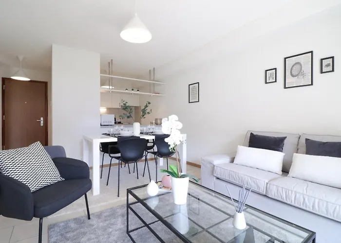 Modern Close To Train Station Apartment