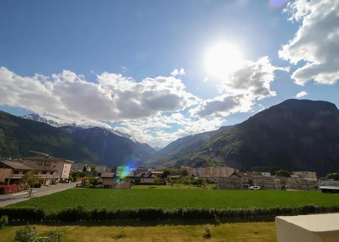 Modern Close To Train Station Apartment *