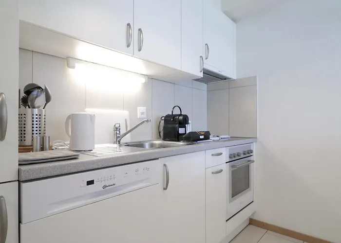 Modern Close To Train Station Apartment *