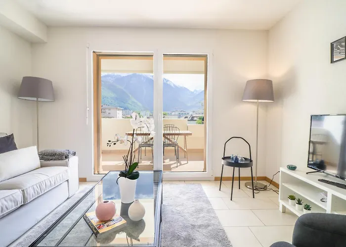 Modern Close To Train Station *